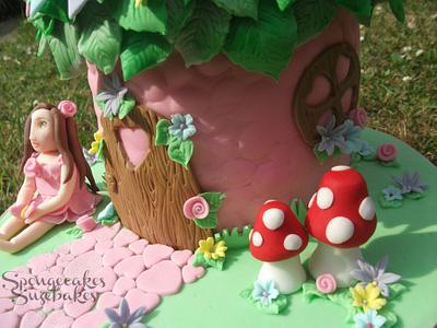 Where do fairies live? - Cake by Spongecakes Suzebakes