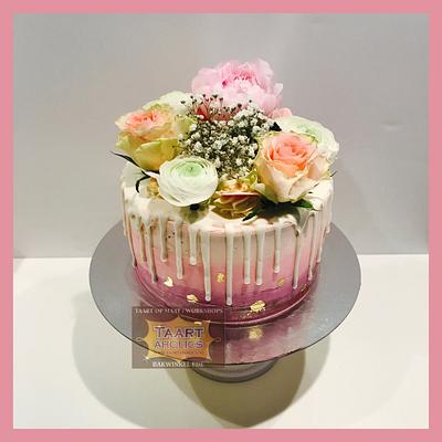 Dripcake with ombre pink  - Cake by Taartaholics