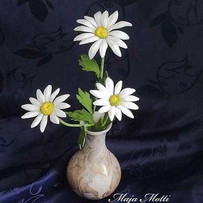 Daisy sugar flowers - Cake by Maja Motti