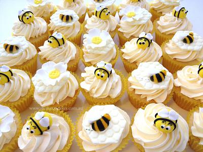 Babee Bumble Bee cupcakes - Cake by D'lish Cupcakes -Natalie McGrane