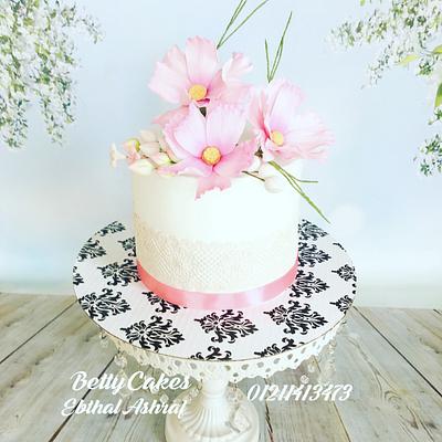 My first attempt for cosmos flowers  - Cake by BettyCakesEbthal 