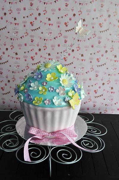 Giant Cupcake - Cake by Sabina