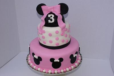 Minnie mouse  - Cake by The Doughgirl Bakery