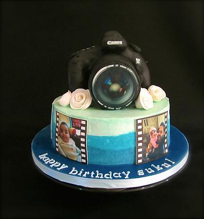 Canon Camera - Cake by Bizcocho Pastries