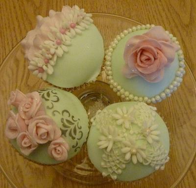 Vintage cupcakes - Cake by Essentially Cakes