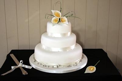 Simple wedding cake with sugar lilies - Cake by BeesNees