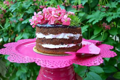 Naked cake with fresh flowers - Cake by Bake your dreamz by Malvika