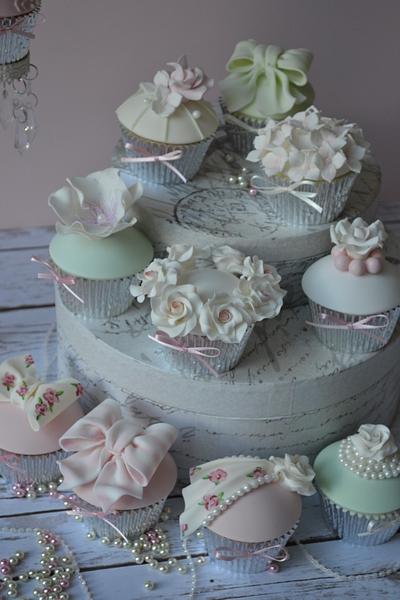 Vintage cupcakes - Cake by AMAE - The Cake Boutique