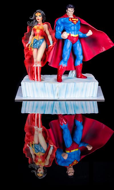 Wonder Woman and Superman - Cake by simonelopezartist