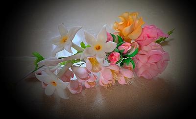 Pretty flowers arrangement… - Cake by Ele Lancaster