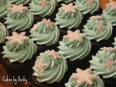 Snowflake Cupcakes - Cake by Becky Pendergraft