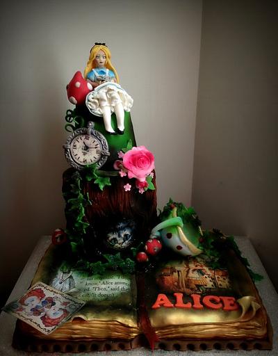 Alice - Cake by V&S cakes
