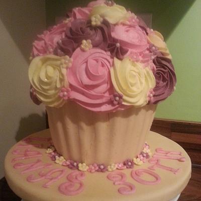 Giant cupcake for a birthday - Cake by mummybakes