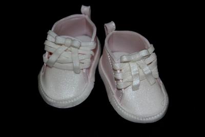 Baby shoes - Cake by Jewell Coleman