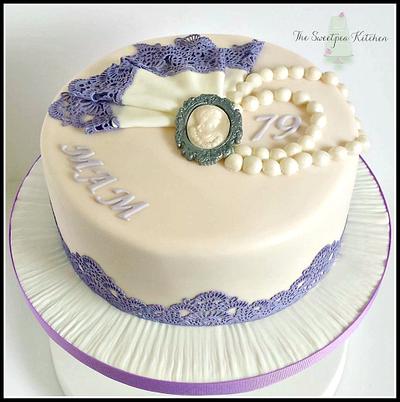 Vintage lace hankie and pearls  - Cake by The Sweetpea Kitchen 
