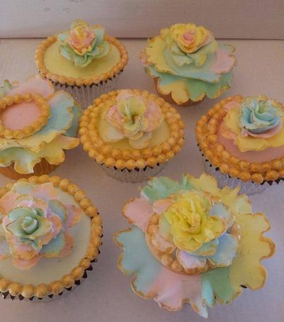 cupcakes vintage  - Cake by Helen's cakes 