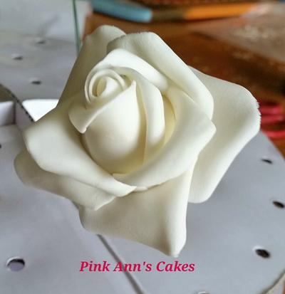 my first "realistic" roses - Cake by  Pink Ann's Cakes
