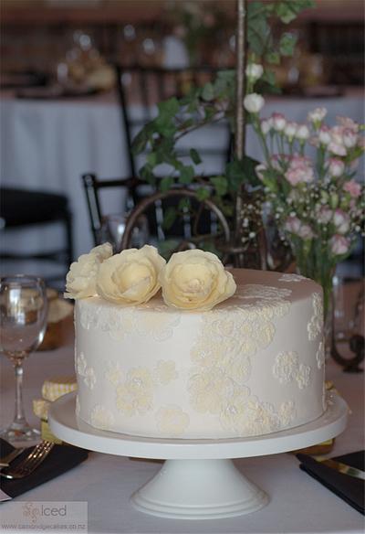 A little yellow & ivory - Cake by Sue