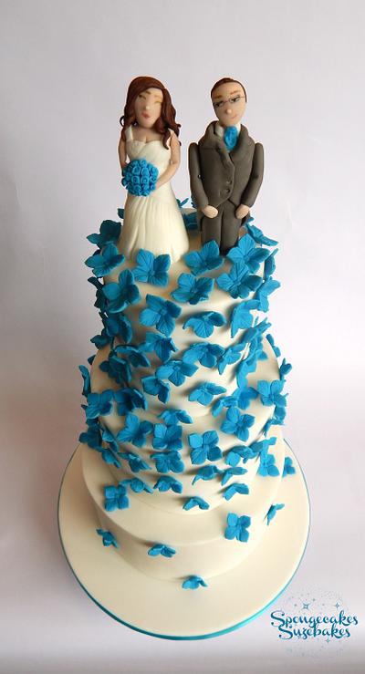 White & Blue Wedding Cake - Cake by Spongecakes Suzebakes