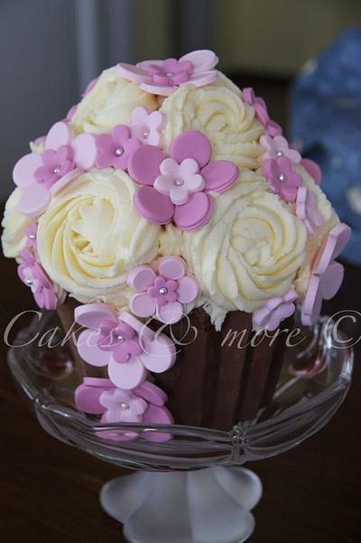 Giant cupcake - Cake by Elli & Mary
