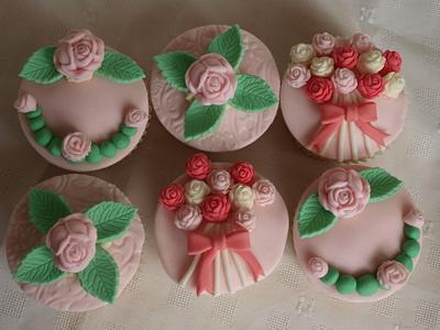 Rose cupcakes - Cake by Maxine Quinnell