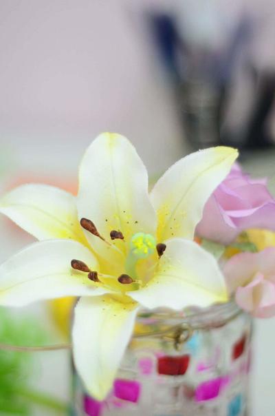 Sugar flower lily - Cake by Ksweet_sugarwork
