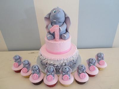 Lovely elephant cake and cupcakes - Cake by SweetMamaMilano