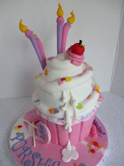 Pretty Pink Cupcake - Cake by Hilz
