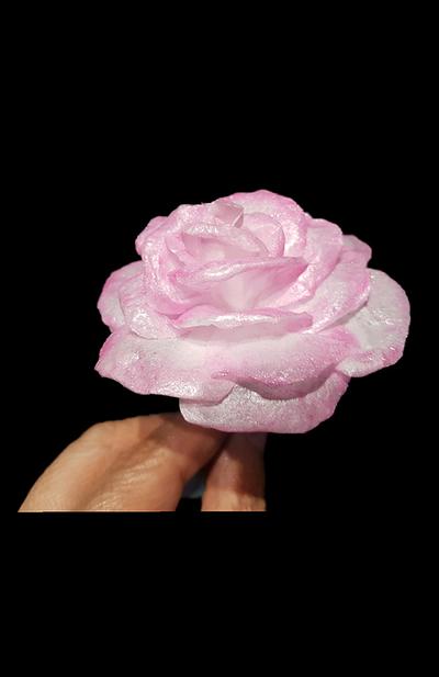 An edible paper rose. - Cake by Rosa Laura Sáenz