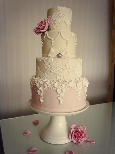 Lace and Pearls Wedding Cake. - Cake by CAKEMODA