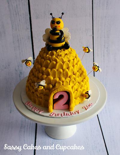 Little Miss Bumble Bee - Cake by Sassy Cakes and Cupcakes (Anna)