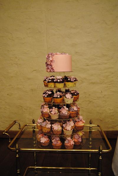 Rose Cupcake Tower with Flowers - Cake by Torteneleganz