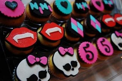 Monster High cupcakes - Cake by Julee