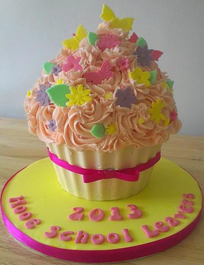 Pretty giant cupcake - Cake by Amy