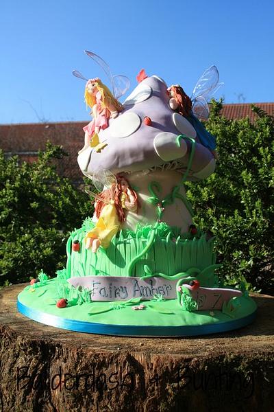 Fairy toadstool - Cake by Ballderdash & Bunting