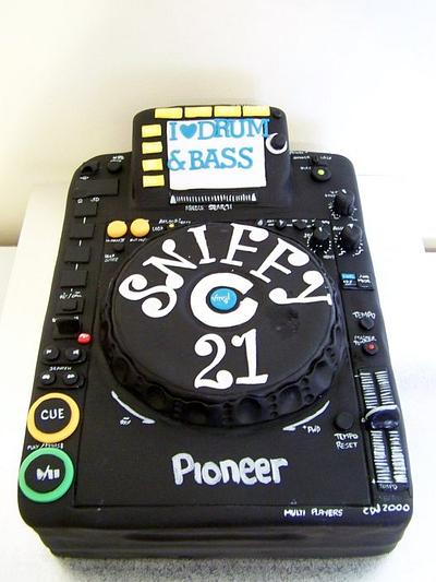 DJ mixer  - Cake by Cakes and Cupcakes by Anita