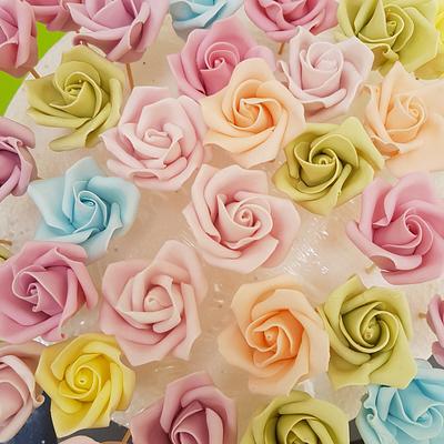 A plethora of sugar roses  - Cake by DAWNdryburgh