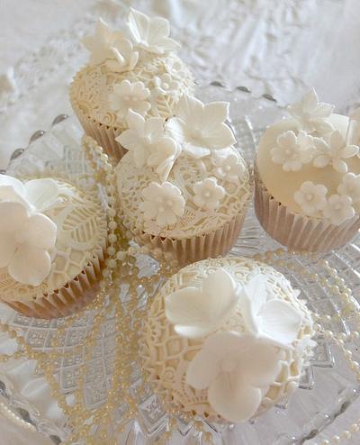 Ivory & white lace cupcakes - Cake by Paula