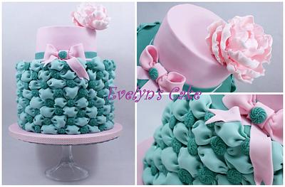  cake with pillows, buttons and flower - Cake by EvelynsCake