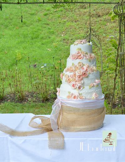 Vintage weddingcake with roses and lace - Cake by Judith-JEtaarten