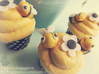 Buzzing Bee cupcake - Cake by BunnyBlossom