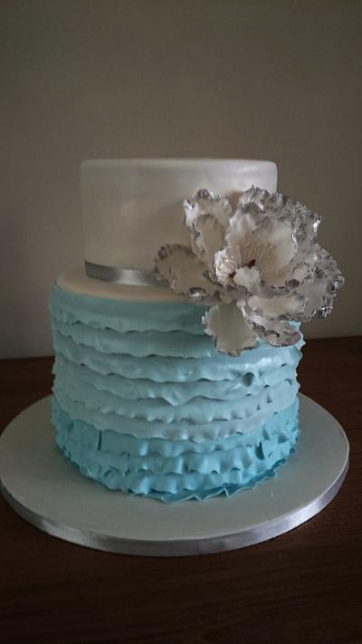 Blue ombre ruffled weddingcake - Cake by Pauliens Taarten
