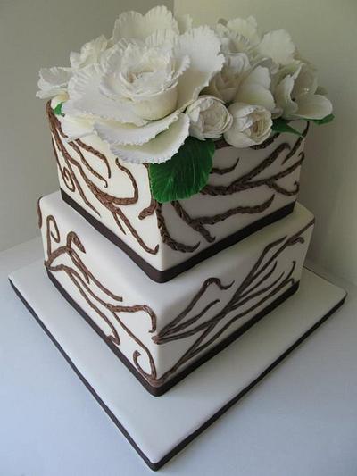 Summer Woodland themed & white flowers wedding cake - Cake by Denise Frenette 