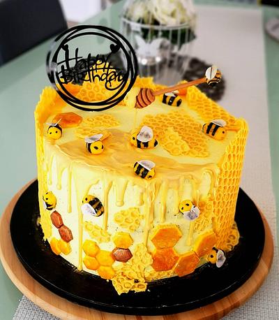 Bee cake - Cake by Tinkerbell sweets