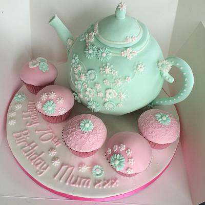 Teapot cake - Cake by Linda Anderson