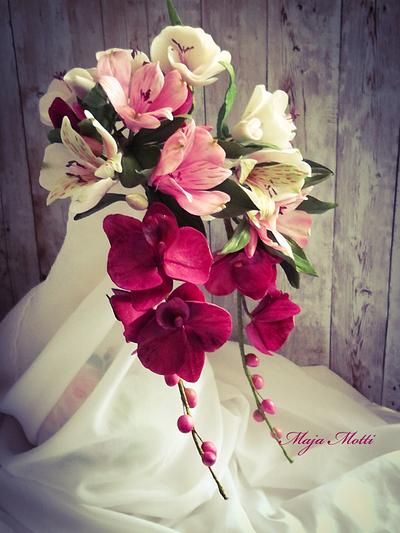 Sugar flowers on the wedding cake - Cake by Maja Motti