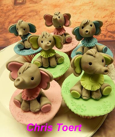 Babyshower cupcakes with elephant - Cake by Chris Toert