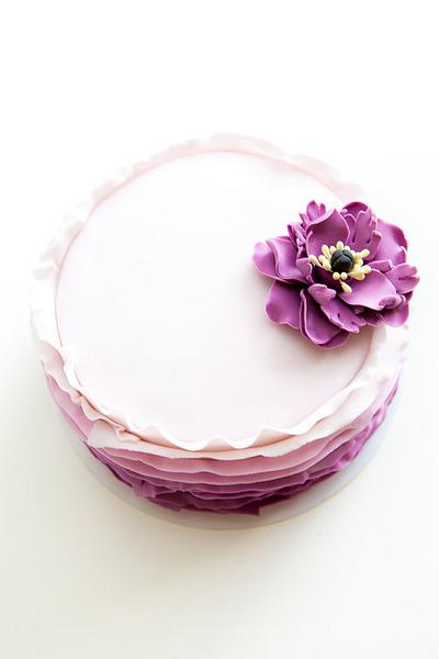 Purple ruffle cake with poppy flower - Cake by Tatiana Diaz - Posh Tea Time