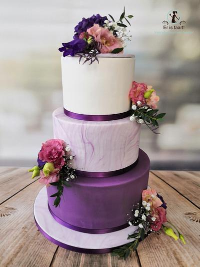 Purple weddingcake  - Cake by Wilma Olivier