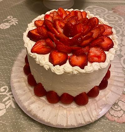 Strawberries and Cream for hubby - Cake by Julia 